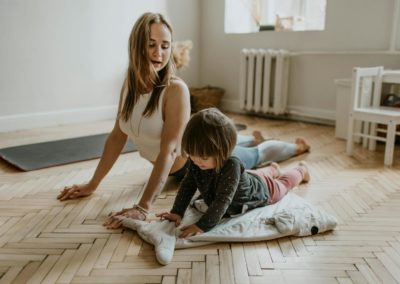 Femme et enfant faisant du yoga
