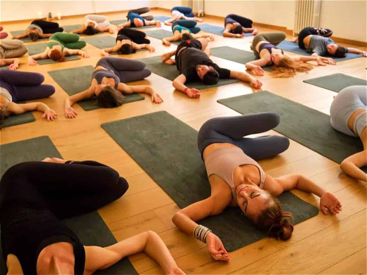 Cours de yoga en groupe à Genève.